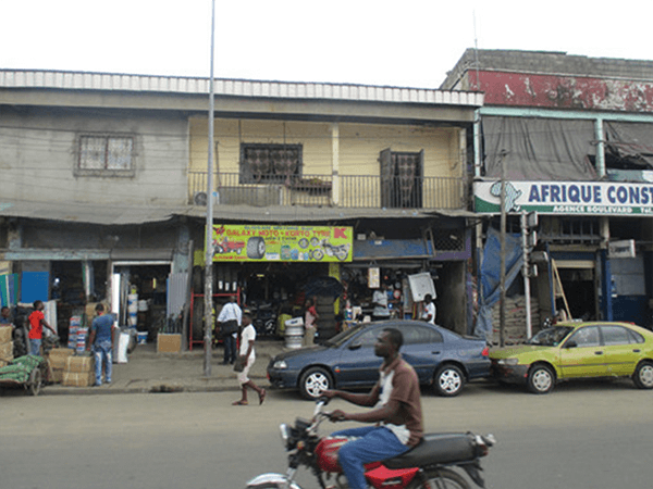 非洲街头的汽车配置店，配件齐全。